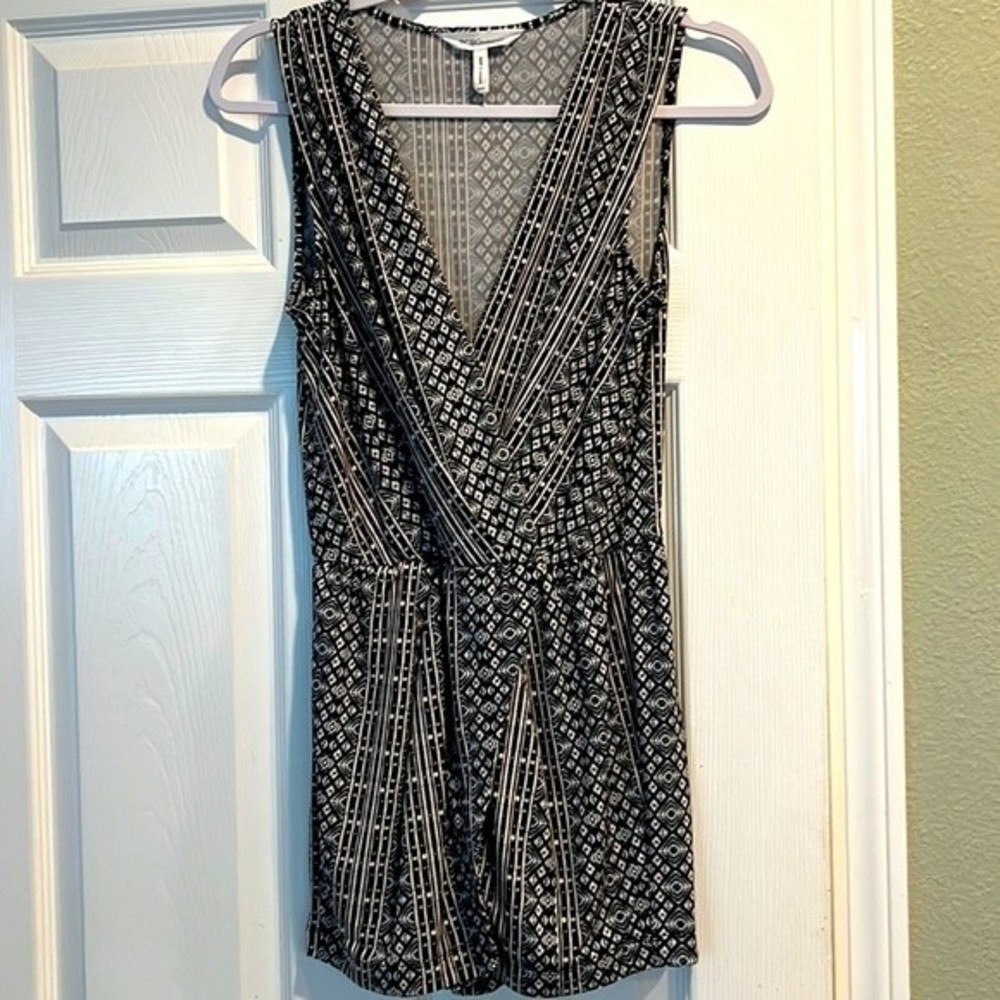 BCBGeneration Graphic Revolve Print Stretch Wrap Skort Romper Size XXS